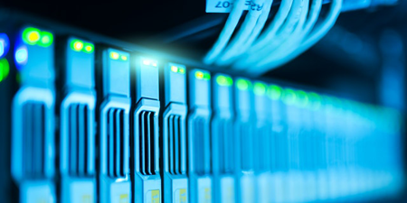 Foto de un servidor en un rack de datos